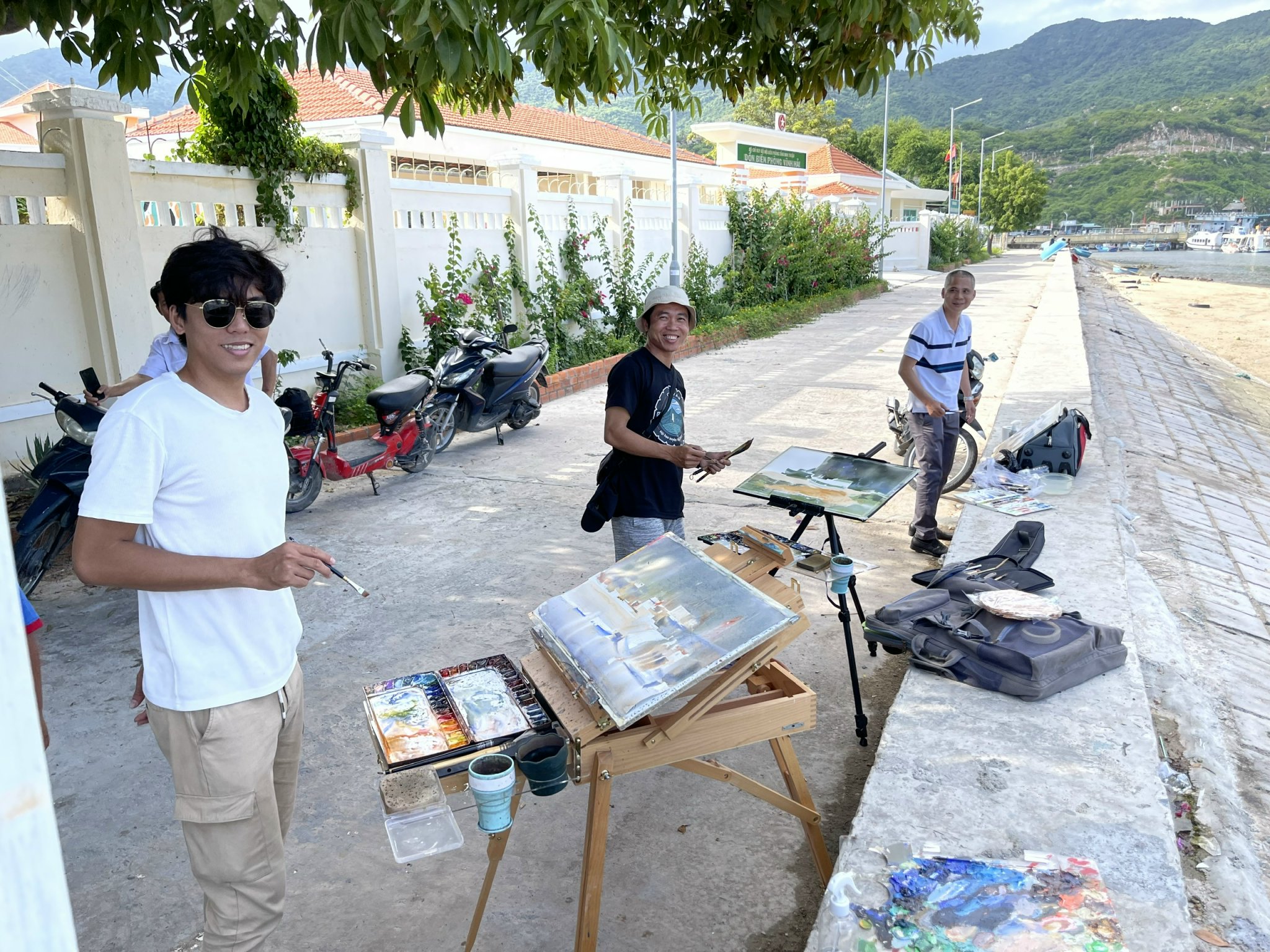 Vietnam Art Space – Kết nối Nghệ thuật 2026 quy tụ 130 tác phẩm của 111 họa sĩ Việt Nam và 6 nghệ sĩ Indonesia, mở ra không gian giao lưu đa sắc màu của mỹ thuật đương đại.