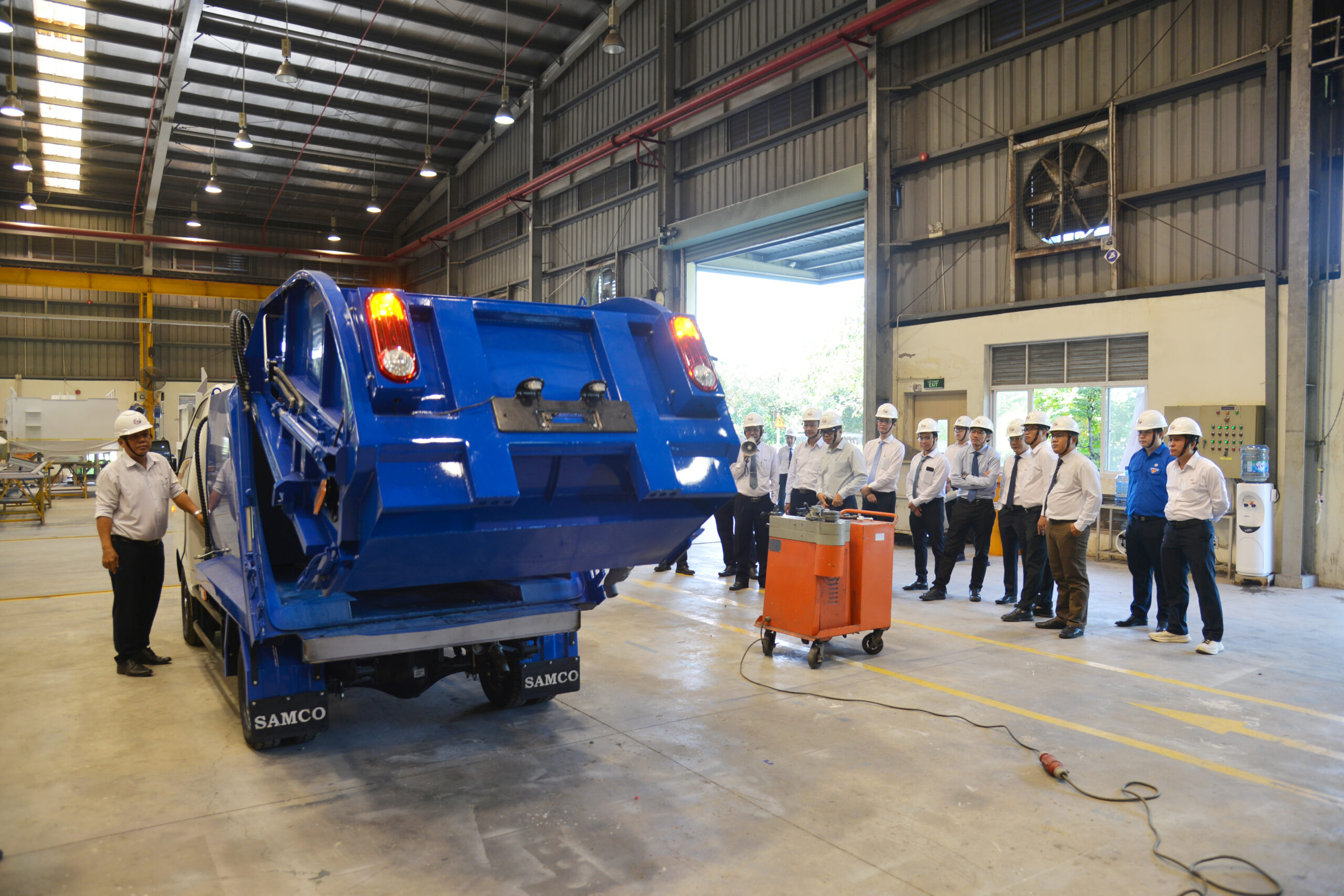 Các phương tiện chuyên dùng tại khu vực nhà xưởng gợi mở tiềm năng nghiên cứu, cải tiến sản phẩm và ứng dụng công nghệ trong lĩnh vực giao thông vận tải.