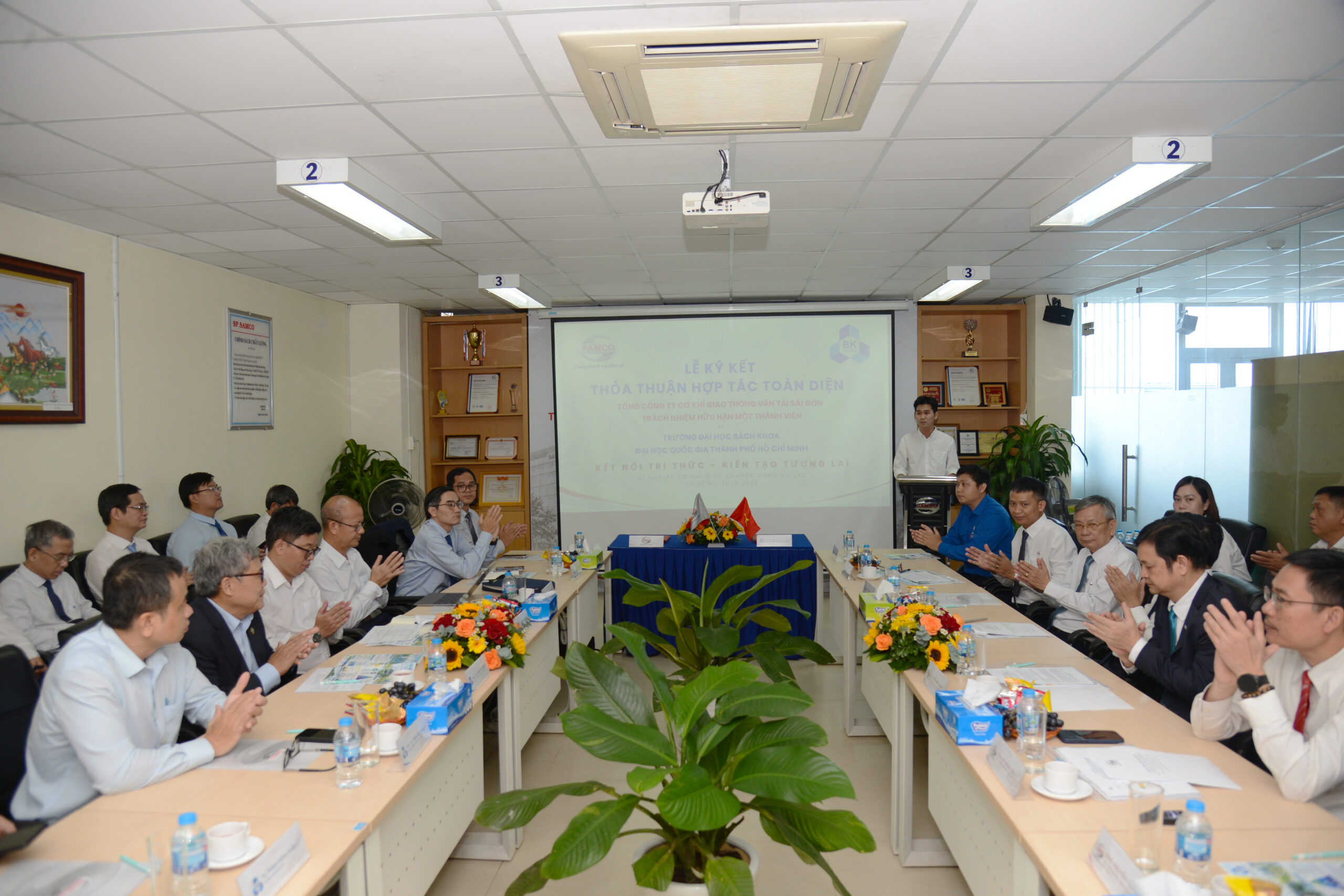 Đại diện hai bên trao đổi về định hướng phối hợp, tạo cơ sở triển khai các chương trình hợp tác gắn với nhu cầu thực tiễn của doanh nghiệp và nhà trường.