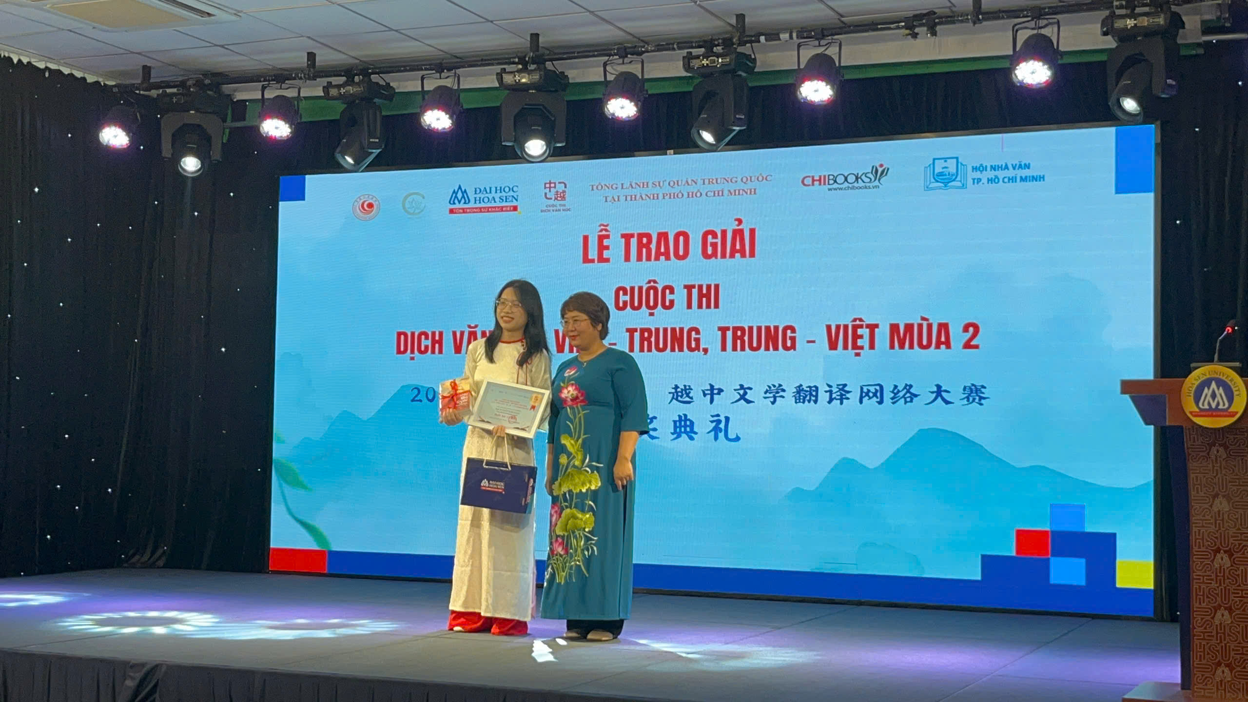 Dịch giả Nguyễn Lệ Chi trao giải Ba hạng mục dịch trung-Việt