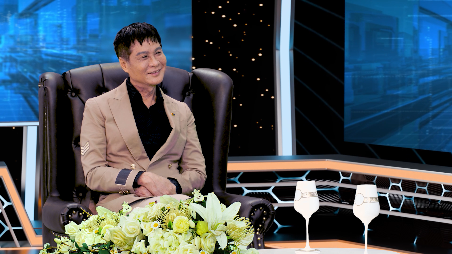 Host Lê Hoàng trao đổi cùng bác sĩ Tăng Hà Nam Anh trong chương trình Kính Đa Chiều.