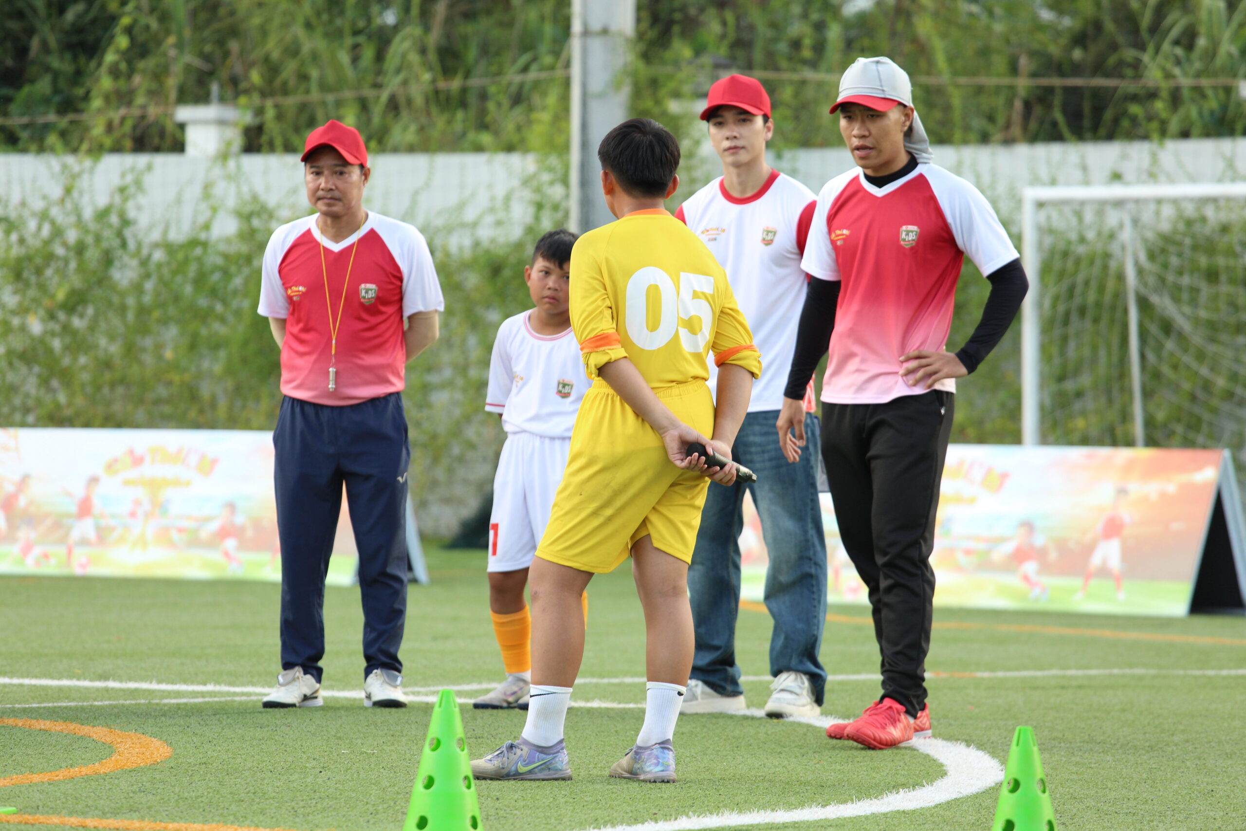 Các cầu thủ nhí đối diện với những thử thách mới trong chặng 2.