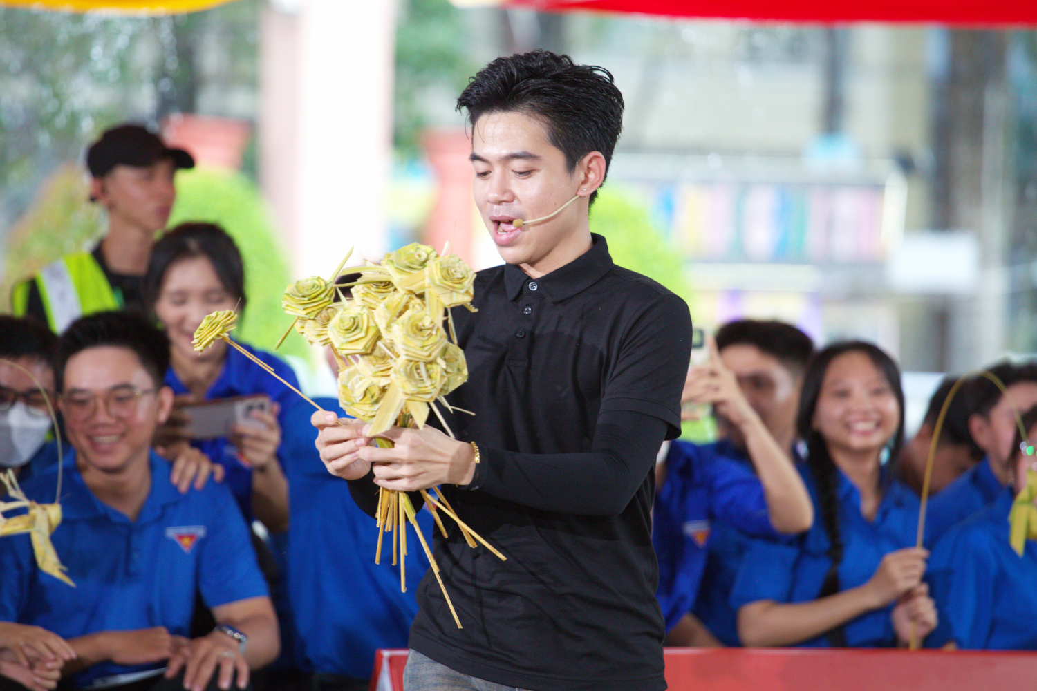 Ca sĩ Đạt Long Vinh tham gia chương trình Mái ấm gia đình Việt.