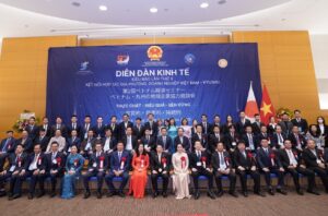 Doanh nhân Việt Kiều. Các đại biểu tham dự Diễn đàn kinh tế kiều bào lần thứ II, kết nối địa phương và doanh nghiệp Việt Nam với khu vực Kyushu, Nhật Bản, năm 2023.