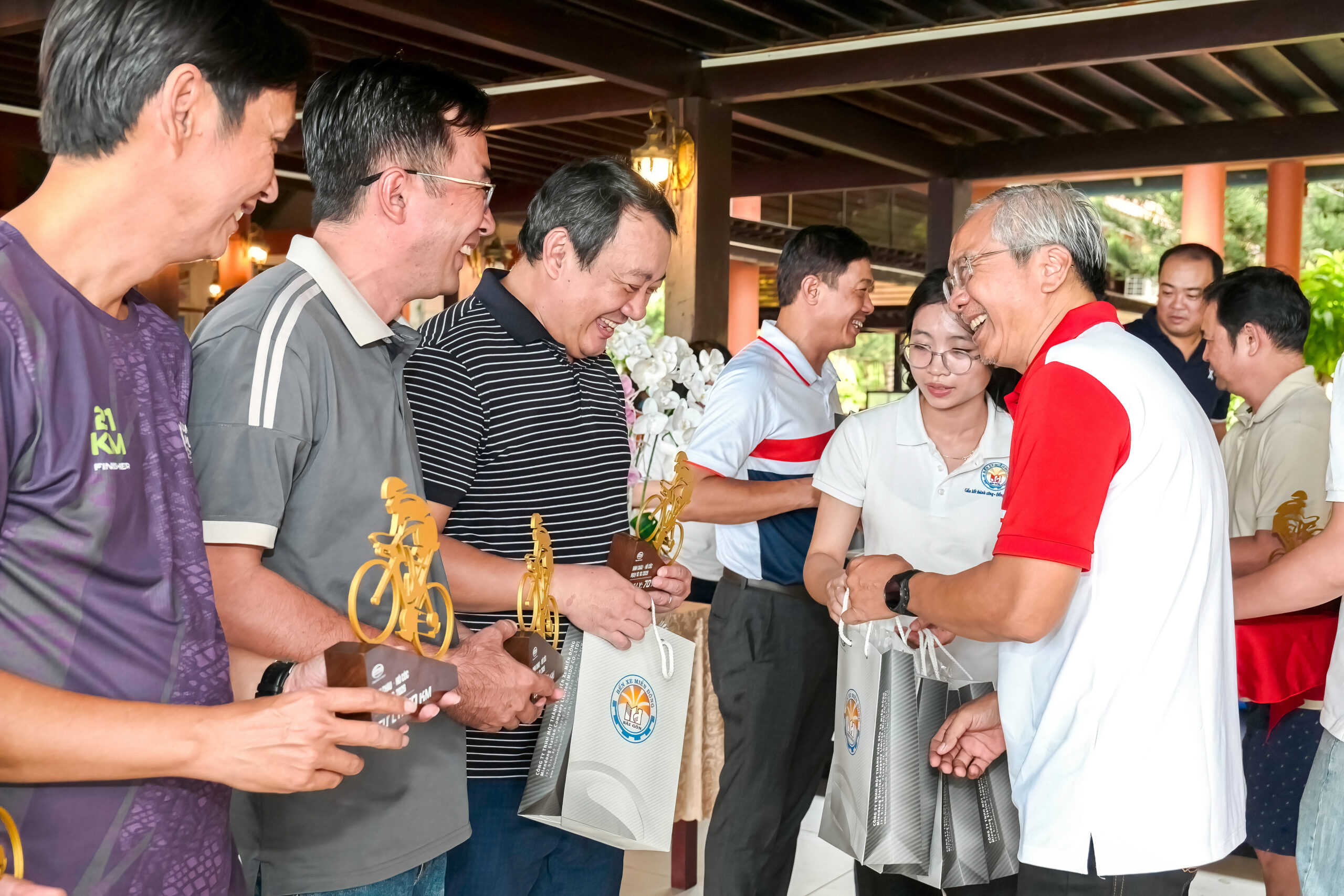 Đoàn lãnh đạo Tổng công ty SAMCO và lãnh đạo các đơn vị tham gia chương trình đạp xe giao lưu trên cung đường Bình Châu – Hồ Cốc, ngày 10/10/2026.