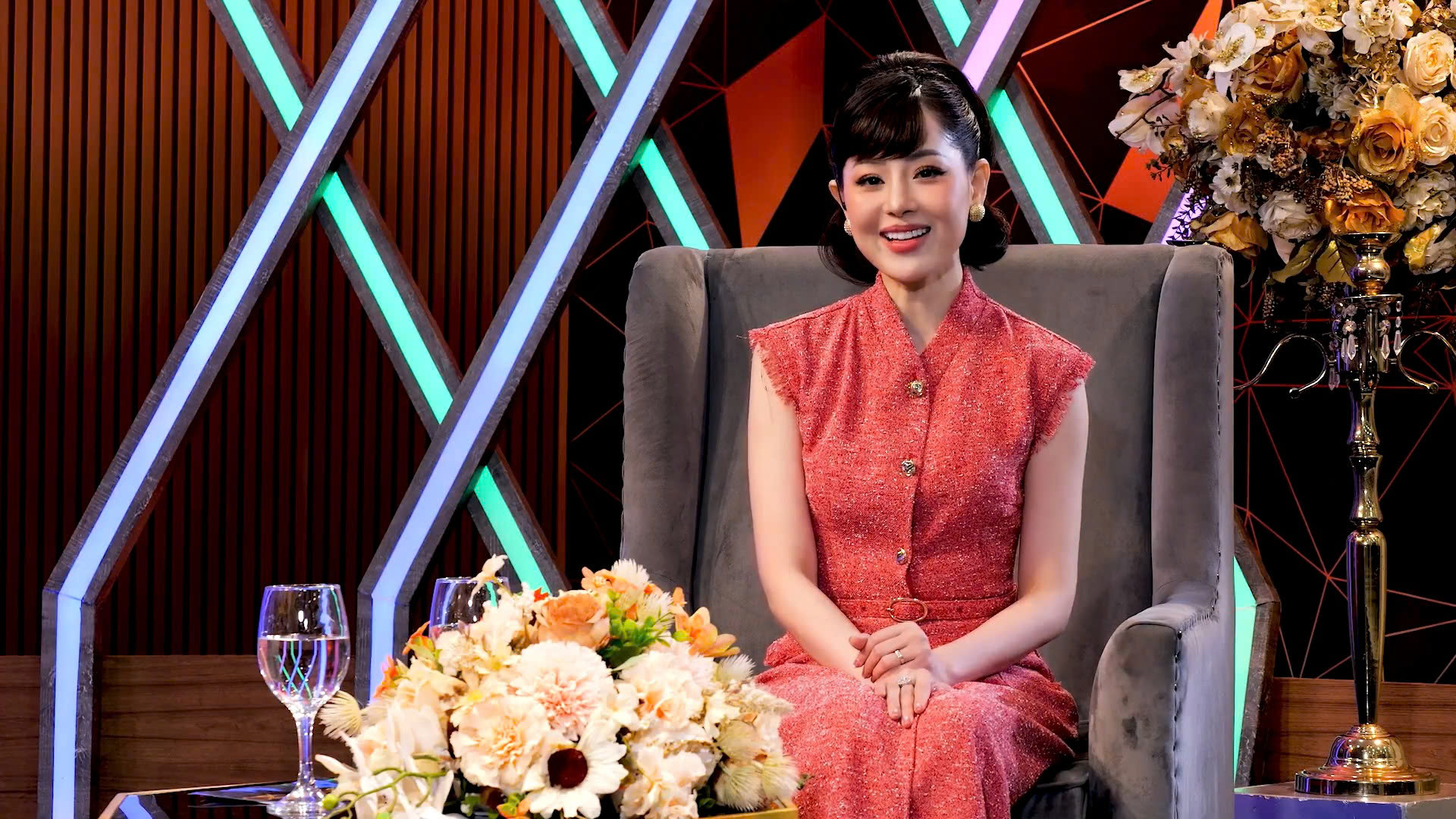 MC Minh Ngọc đồng hành cùng khách mời Hồ Lệ Thu trong chương trình.