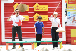 Trương Thế Vinh và Giang Hồng Ngọc thi câu nón lá trong Mái ấm gia đình Việt