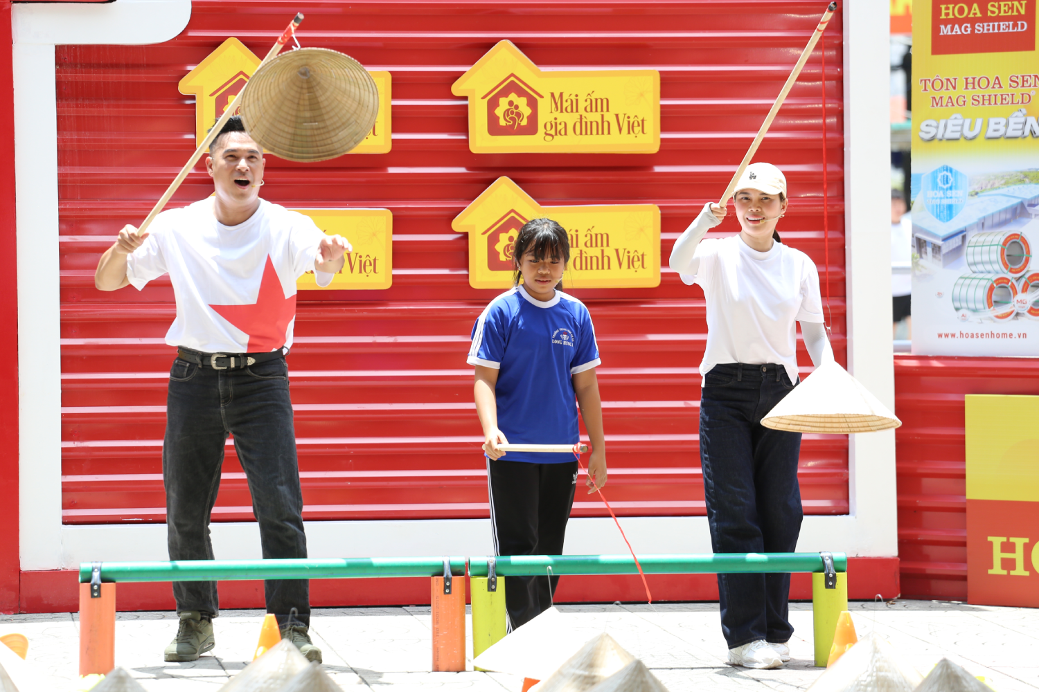 Trương Thế Vinh và Giang Hồng Ngọc thi câu nón lá trong Mái ấm gia đình Việt