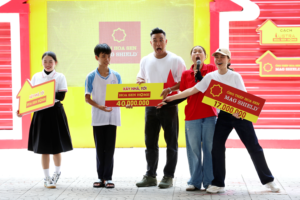 Các nghệ sĩ và các em nhỏ trong phần trao thưởng của chương trình
