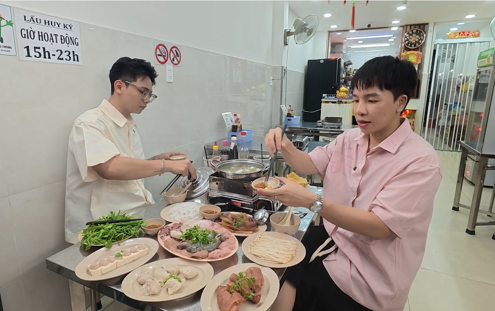 Trong Quán ăn hạnh phúc, Nam Khánh và Kan Hy đã có chuyến ghé thăm và khám phá ẩm thực vô cùng thú vị tại quán ăn Huy Ký