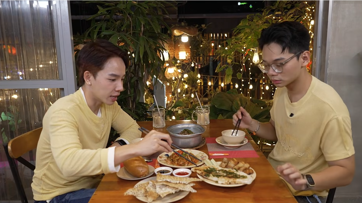 Hai nhân vật trải nghiệm các món ăn mang hương vị dân dã tại nhà hàng.