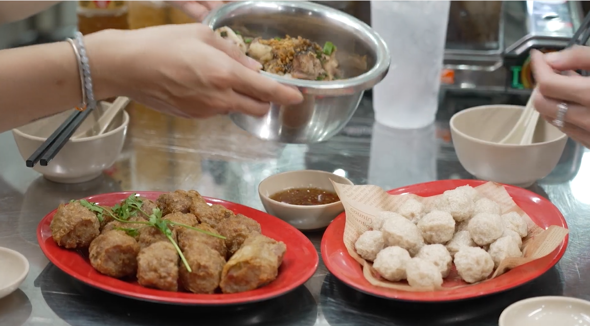 Trong Quán ăn hạnh phúc, Nam Khánh và Kan Hy đã có chuyến ghé thăm và khám phá ẩm thực vô cùng thú vị tại quán ăn Huy Ký