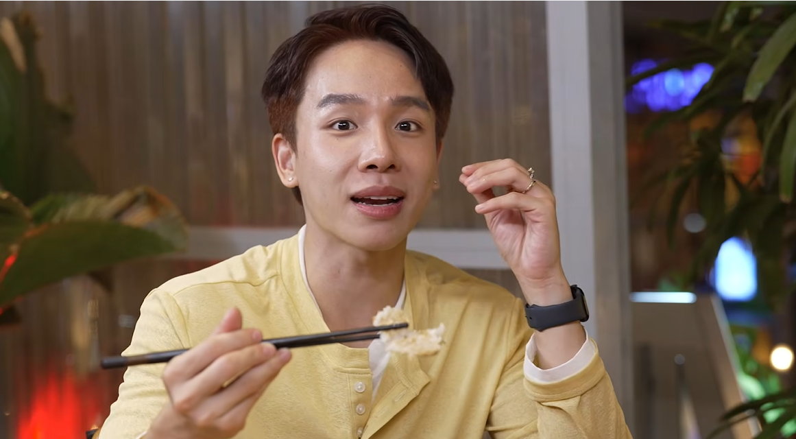 Nam Khánh hào hứng chia sẻ cảm nhận về những món ăn gợi nhớ hương vị truyền thống.