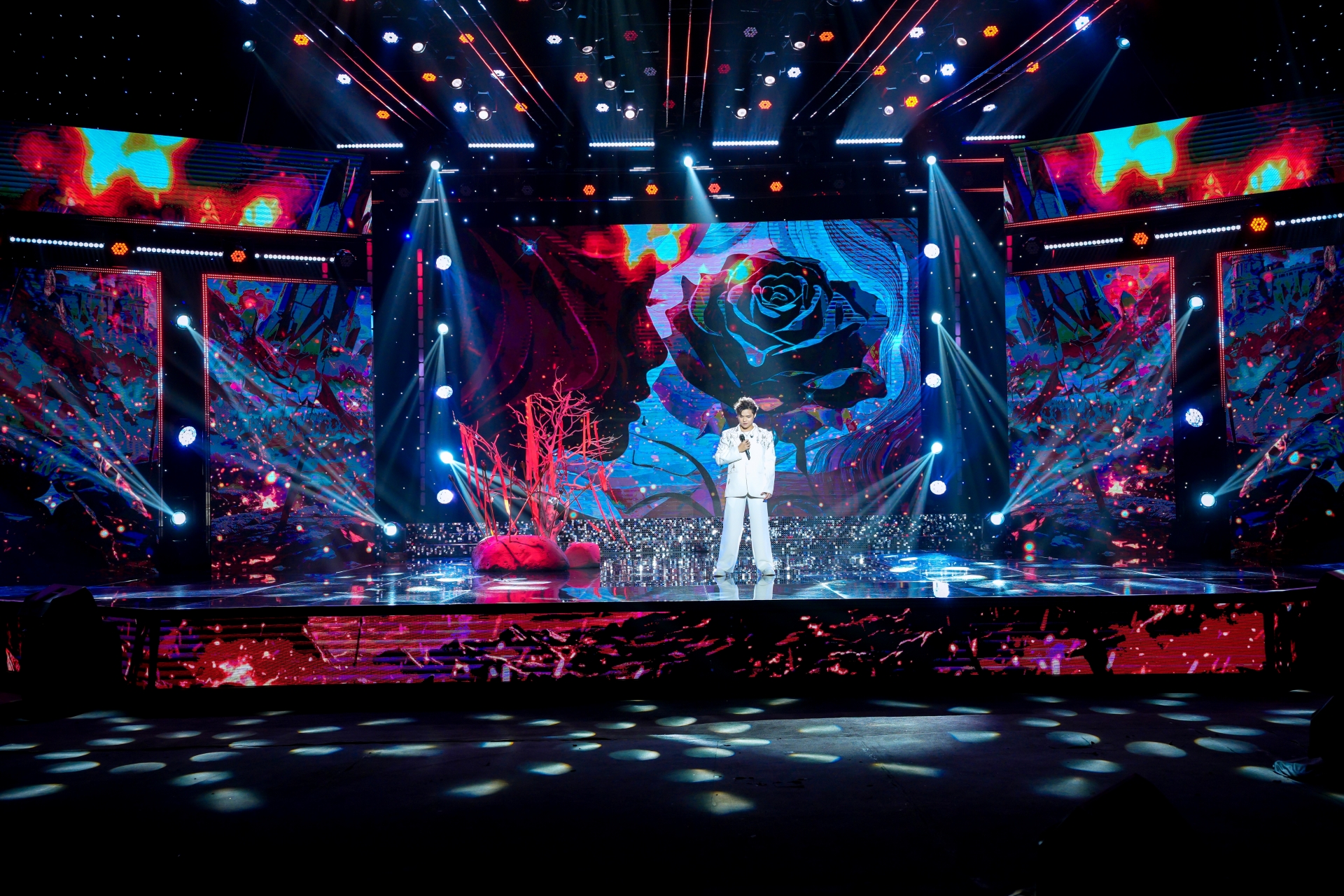 Sing K mang đến màu sắc rock cho “Chờ người nơi ấy”, khép lại loạt tiết mục tranh tài của ba thí sinh.