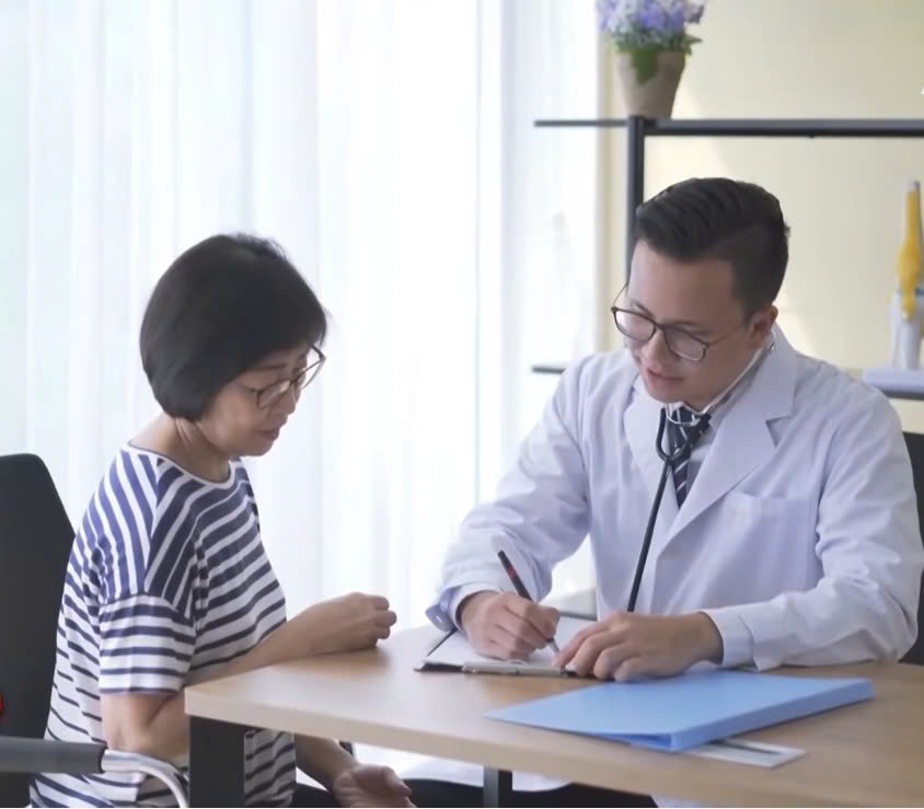 Bác sĩ tư vấn cho người bệnh về các vấn đề liên quan đến chăm sóc sức khỏe.