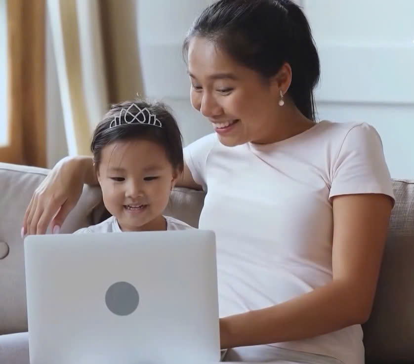 Cha mẹ đồng hành cùng con trong quá trình trưởng thành bằng sự chân thành và trách nhiệm.