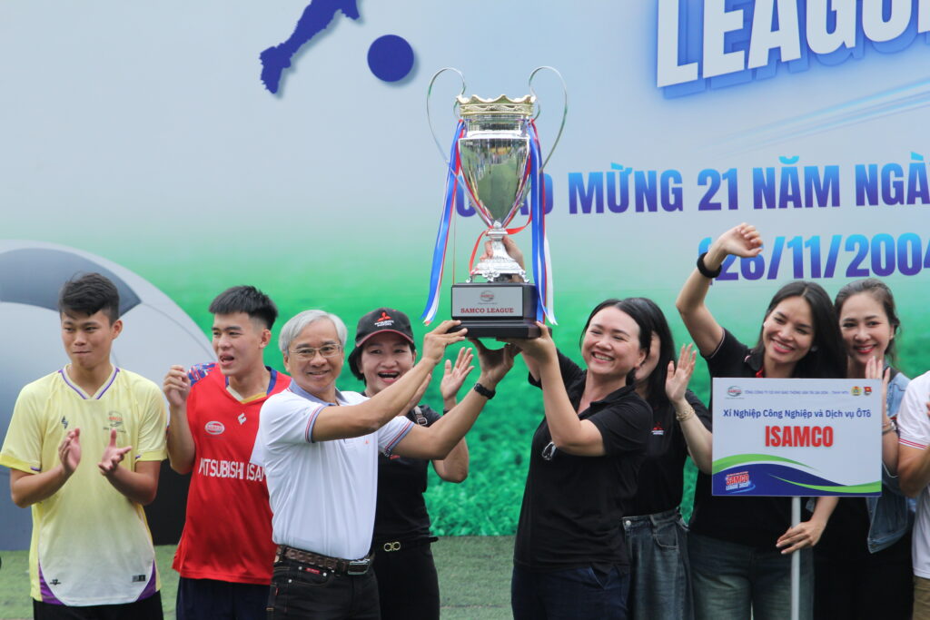 ãnh đạo Samco trao cúp cho Nhà vô địch SAMCO League 2025