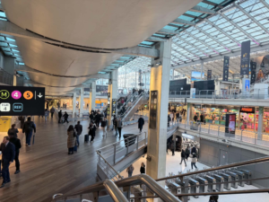 Người Việt ở Pháp vẫn đi lại tại ga Gare du Nord ở Paris giữa làn sóng biểu tình tháng 10/2026