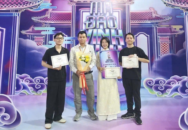 Hoạt động trao giải và chứng nhận trong cuộc thi kiến thức tại chương trình Đạo Vinh