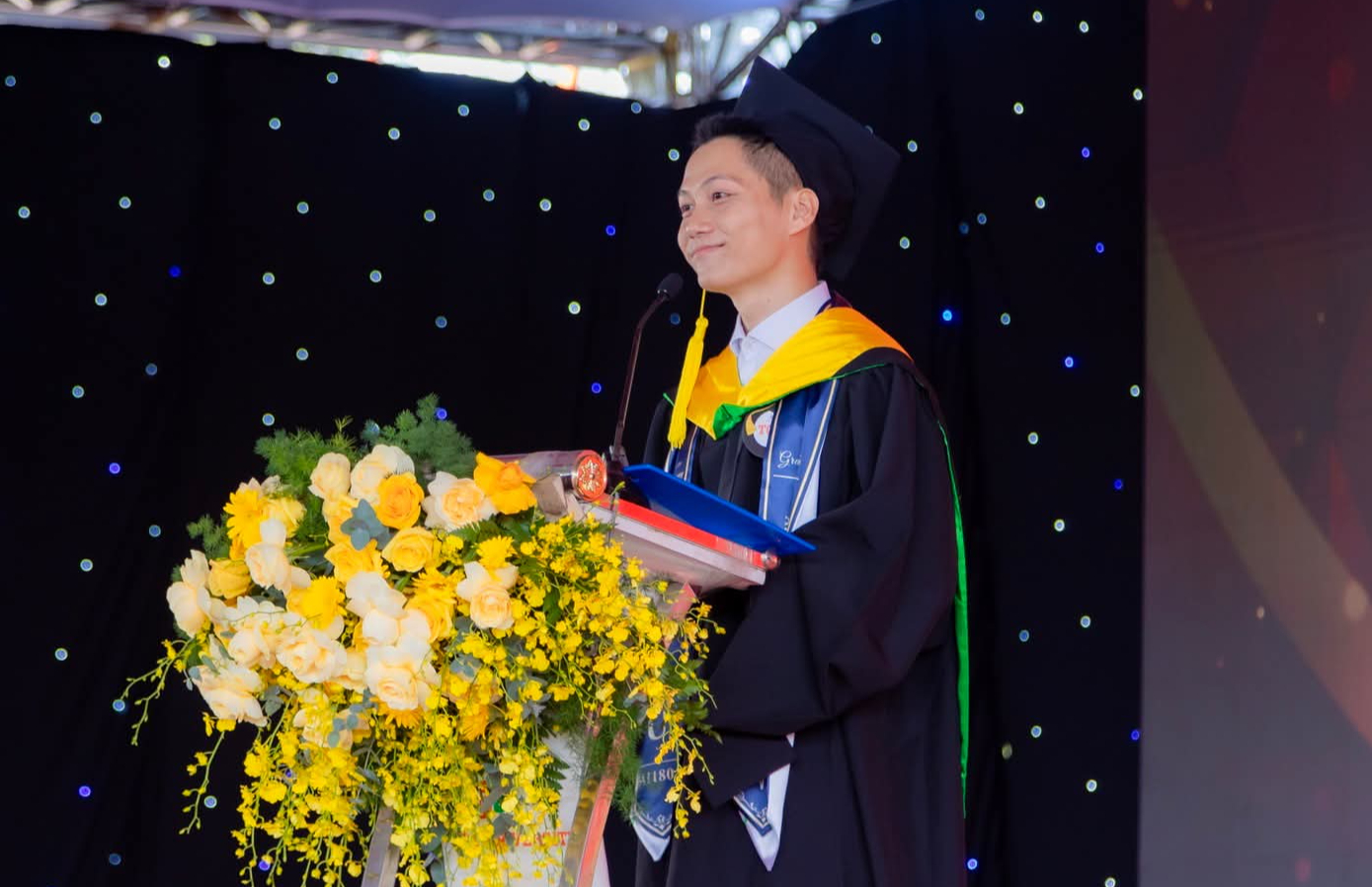 Nguyễn Văn Phong trong trang phục tốt nghiệp, đại diện hình ảnh thủ khoa kỹ sư AI