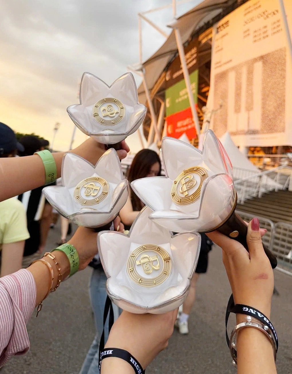 concert-bigbang-ha-noi-fan-mua-ao-lightstick-phu-kien