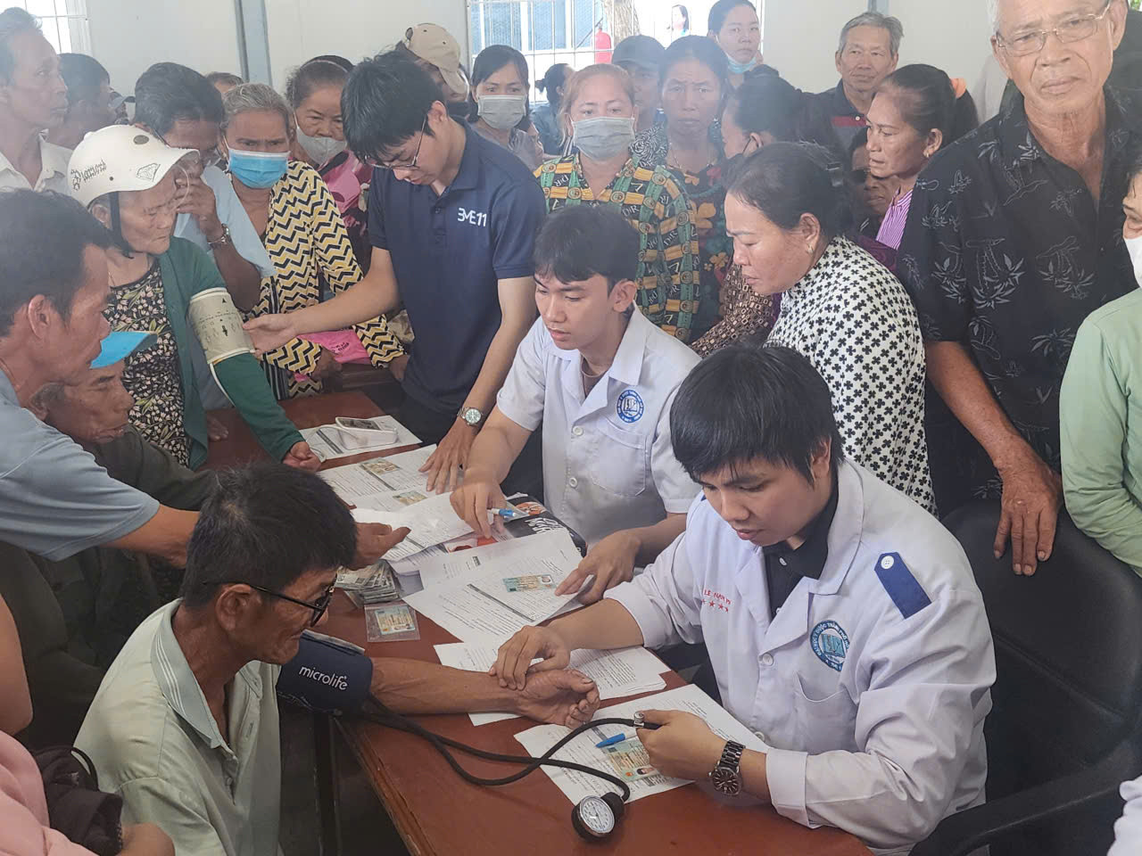 Các y bác sĩ trẻ tận tình thăm khám, lắng nghe những vấn đề sức khỏe và hướng dẫn người dân trong quá trình khám bệnh.