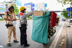 Ảnh shipper giao hàng che lấp biển số