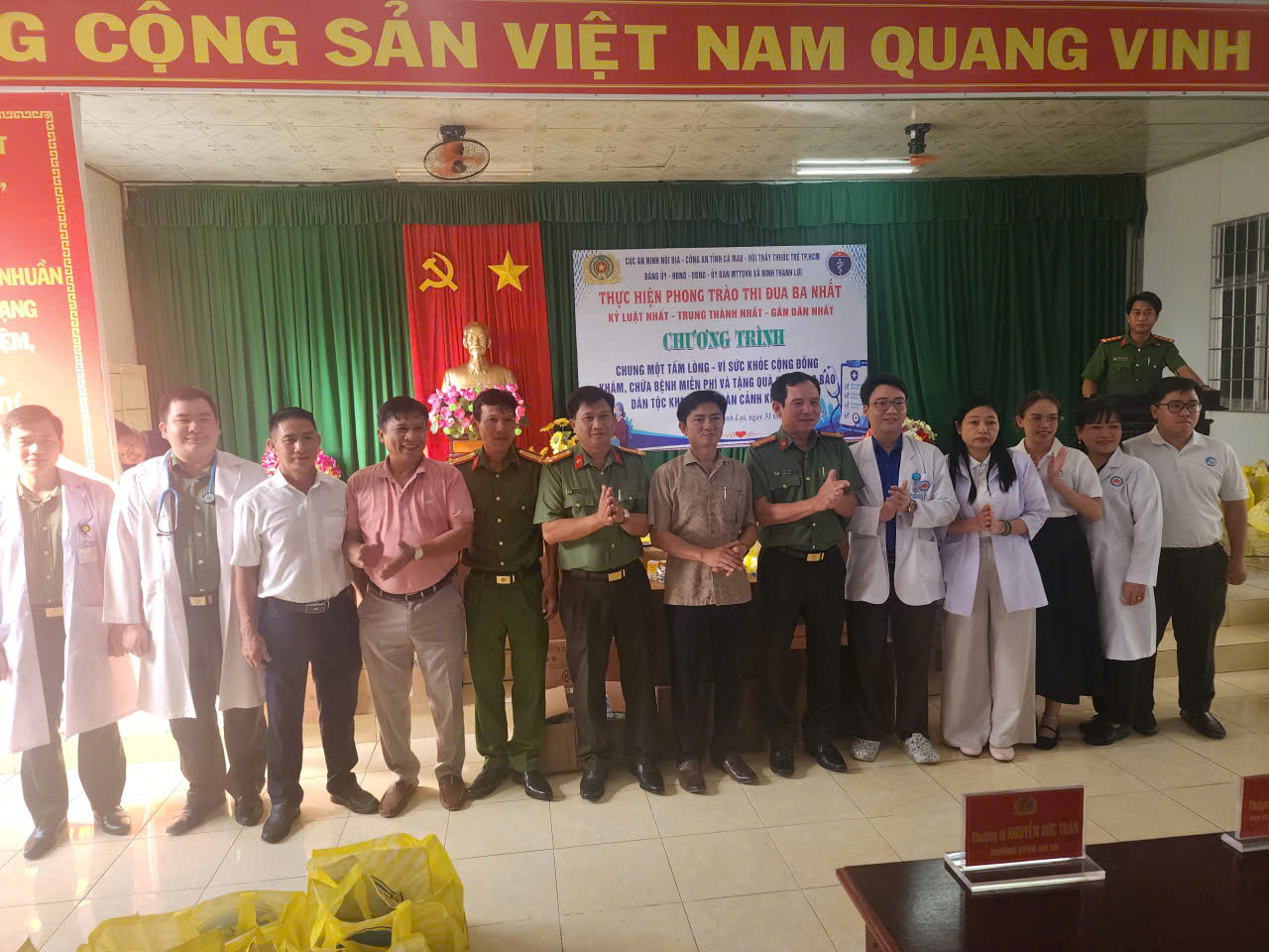 Đoàn công tác thiện nguyện của Cục An ninh nội địa và Hội Thầy thuốc trẻ TP.HCM đến xã Ninh Thạnh Lợi, tỉnh Cà Mau, tổ chức khám chữa bệnh miễn phí cho người dân.