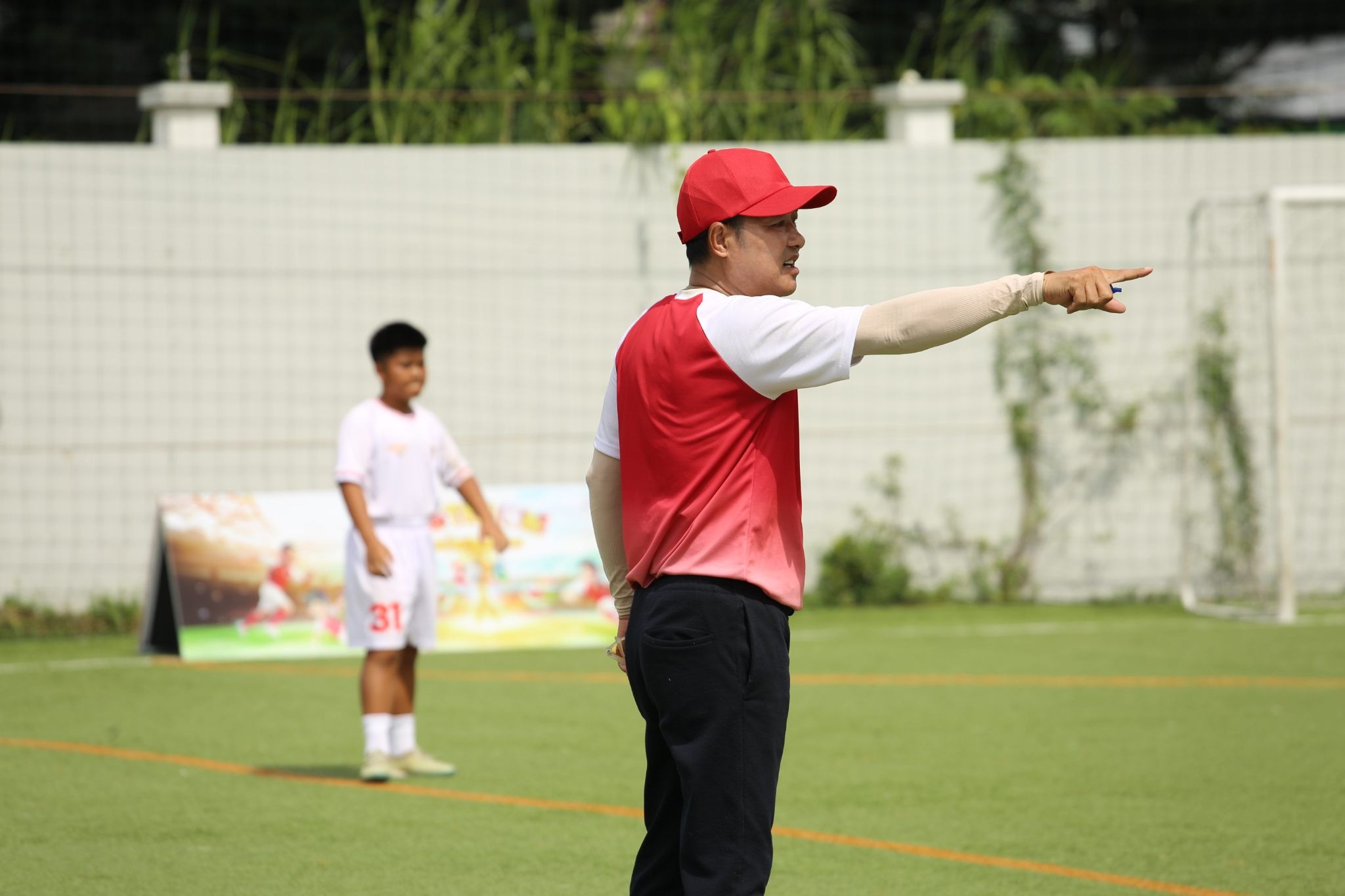 HLV Hồng Sơn đốc thúc tinh thần các cầu thủ nhí trong giai đoạn cuối của chặng 2