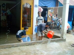 Nhà dân ở TP.HCM có nền thấp, phải tự làm tấm chắn để chống ngập.
