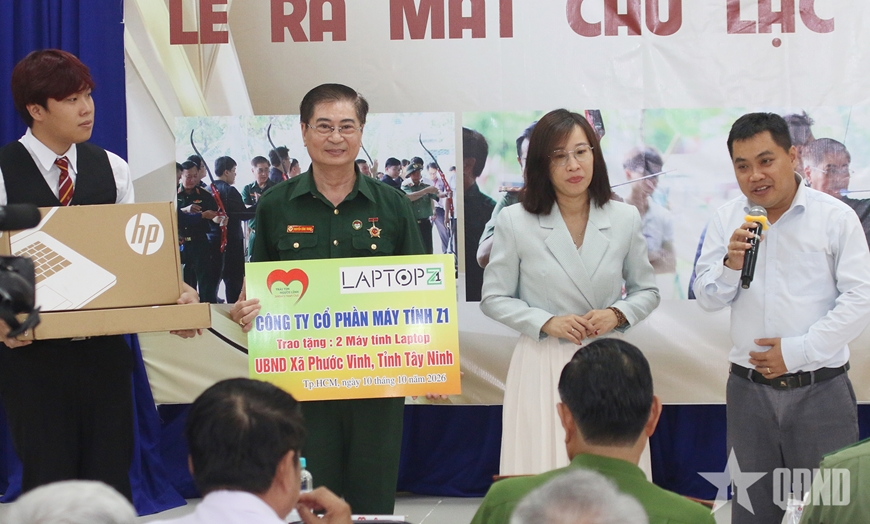 Câu lạc bộ Trái tim người lính phương Nam tiếp nhận ủng hộ kinh phí nhằm hỗ trợ sửa chữa 2 nhà tình nghĩa.