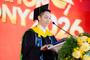 Thủ khoa kỹ sư AI Nguyễn Văn Phong phát biểu trong lễ tốt nghiệp tại Đại học FPT