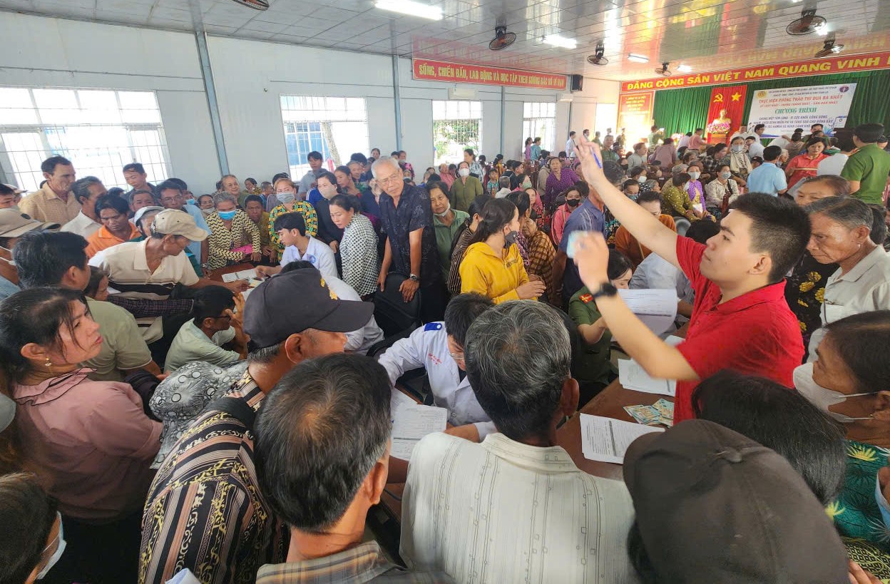 Đông đảo người dân đến đăng ký khám chữa bệnh miễn phí, số lượng người tham gia đông hơn dự kiến của ban tổ chức.