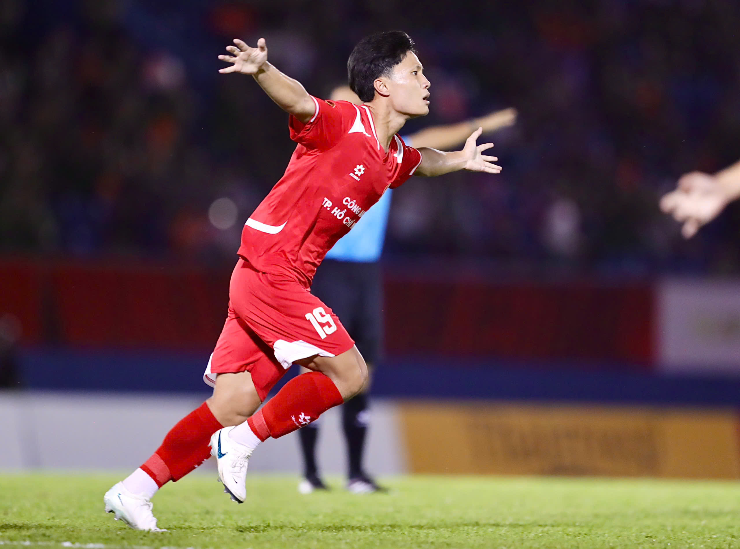 Cầu thủ trẻ áo đỏ số 19 thi đấu tại V-League, hình ảnh minh họa nguồn lực tiền vệ kế cận