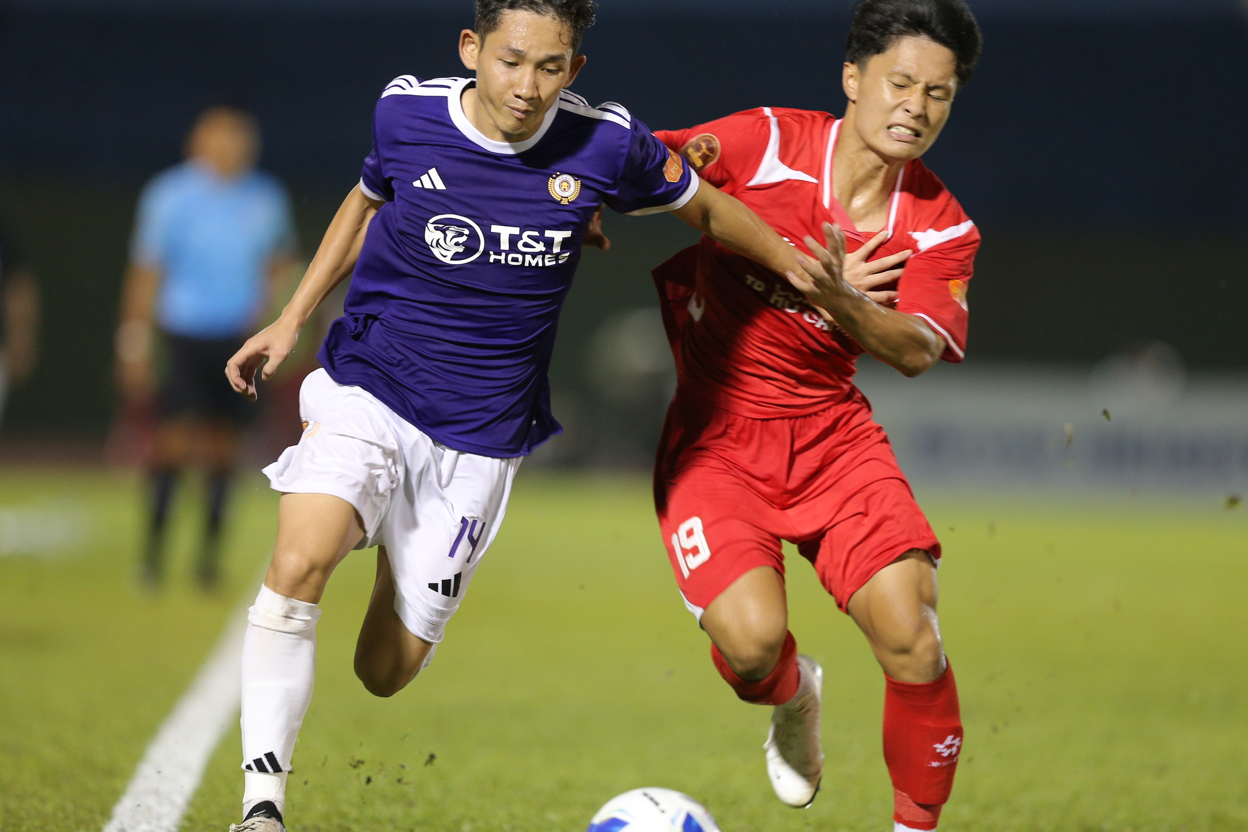 Tiền vệ Quốc Cường tranh chấp bóng tại V-League, ứng viên tuyến giữa đội tuyển Việt Nam