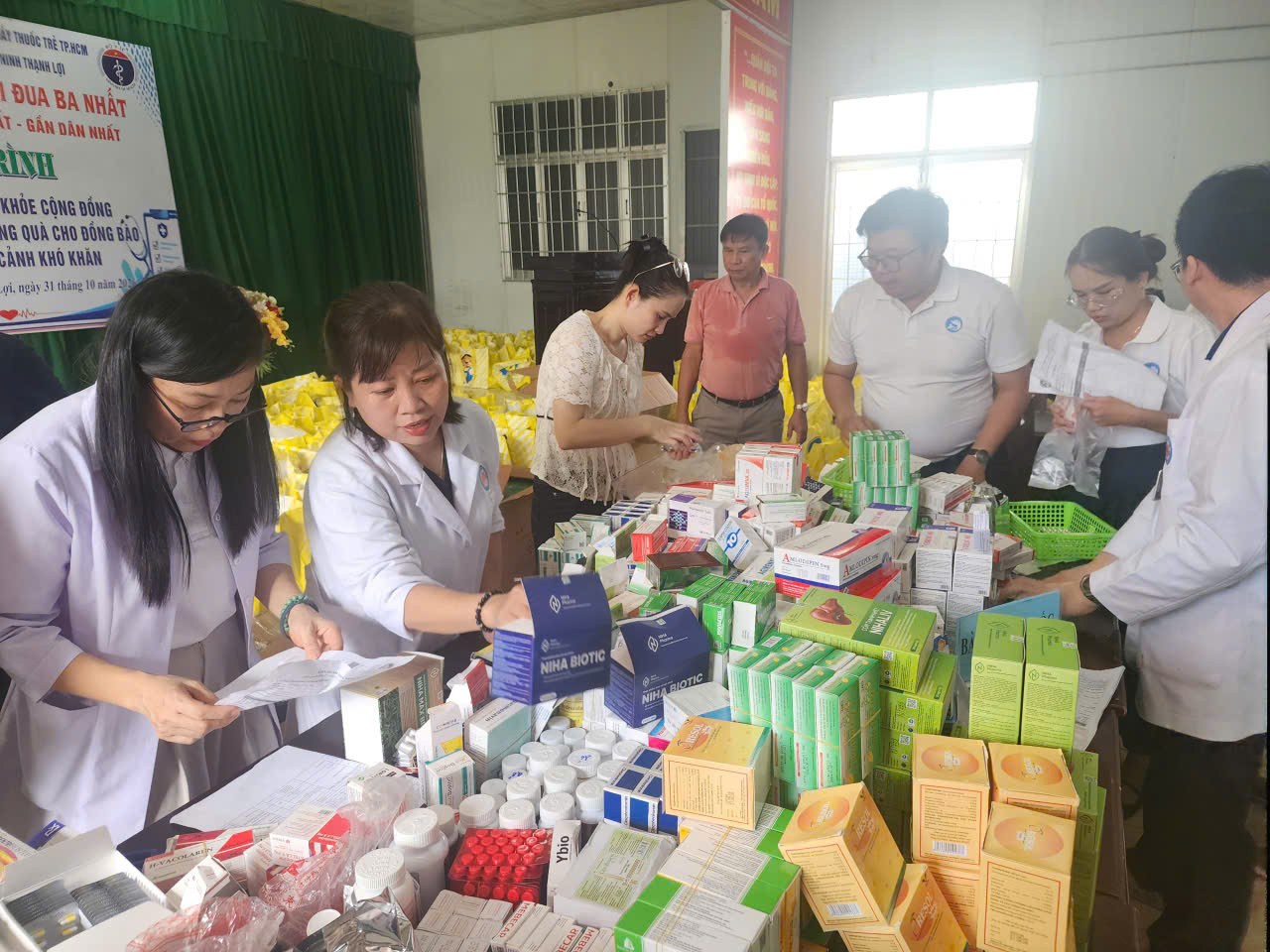 Nhiều loại thuốc được chuẩn bị để cấp phát miễn phí cho người dân sau khi thăm khám và nhận tư vấn từ bác sĩ.