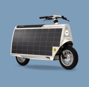 Xe máy điện Lightfoot tích hợp hai tấm pin mặt trời 240W, có thể bổ sung năng lượng để đi thêm 29km mỗi ngày. Mẫu xe có giá khởi điểm 4.495 USD.
