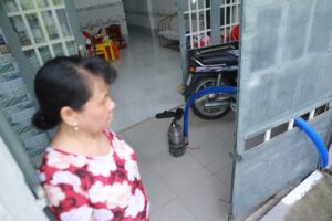 Người dân chống ngập ở TP.HCM bằng máy bơm và kê cao đồ đạc trong nhà.