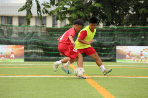 Hai cầu thủ nhí tranh bóng trong trận đấu của Cầu thủ nhí 2026