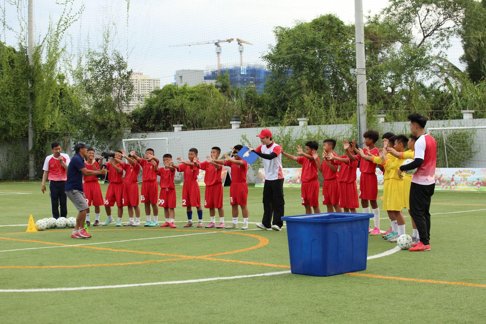 Top 16 Cầu thủ nhí 2026 luyện chiến thuật trước lời khen của MC Hải Nam