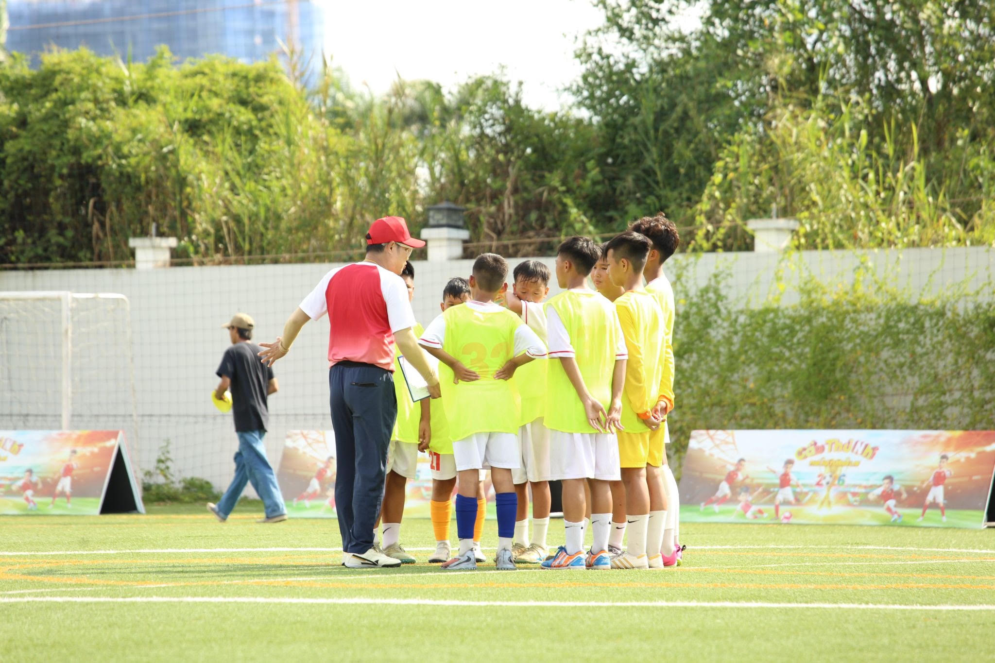 Các cầu thủ nhí bàn chiến thuật trước trận đấu ở Cầu thủ nhí 2026