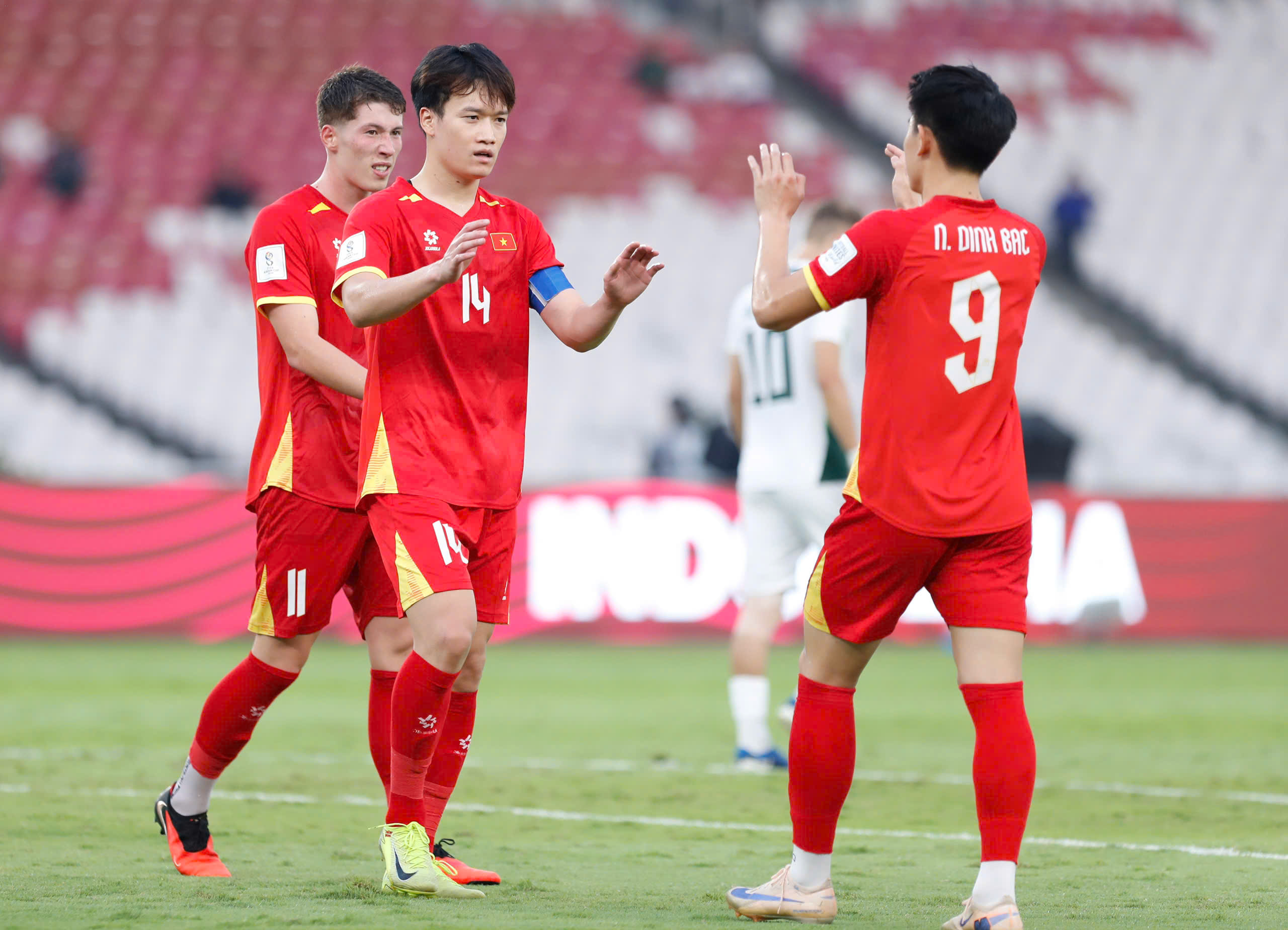 Tuyến giữa đội tuyển Việt Nam với Hoàng Đức và Đình Bắc trong trận đấu quốc tế
