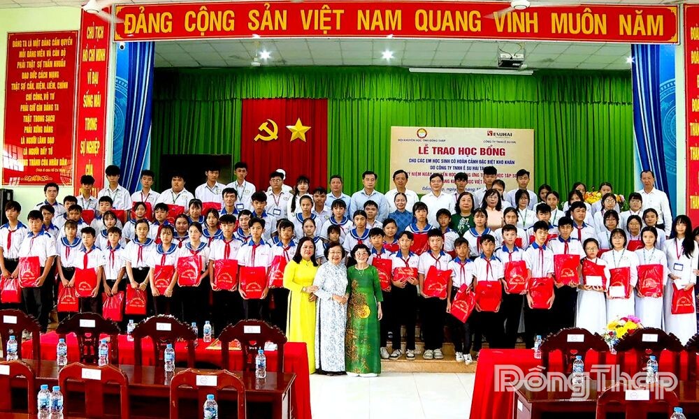 Đồng Tháp trao 75 suất học bổng cho học sinh có hoàn cảnh khó khăn