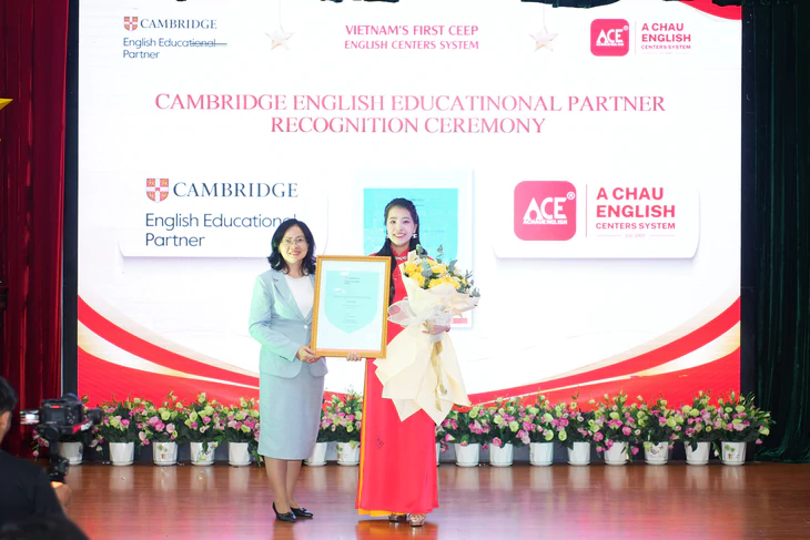 Đại diện Cambridge University Press & Assessment trao chứng nhận CEEP cho lãnh đạo Hệ thống Anh ngữ Á Châu.